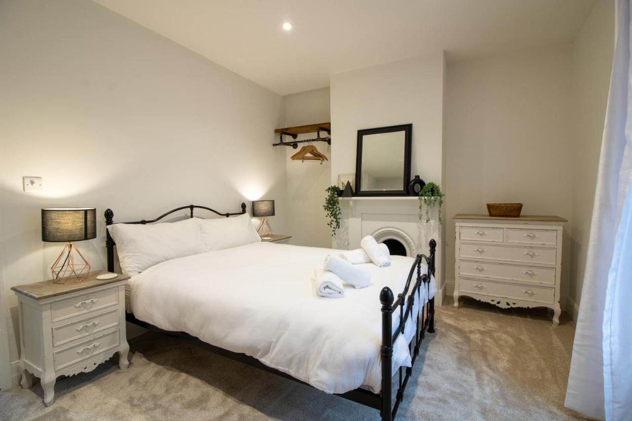 Stylish And Modern Town Centre End-Of Terrace Home Newton Abbot Bagian luar foto