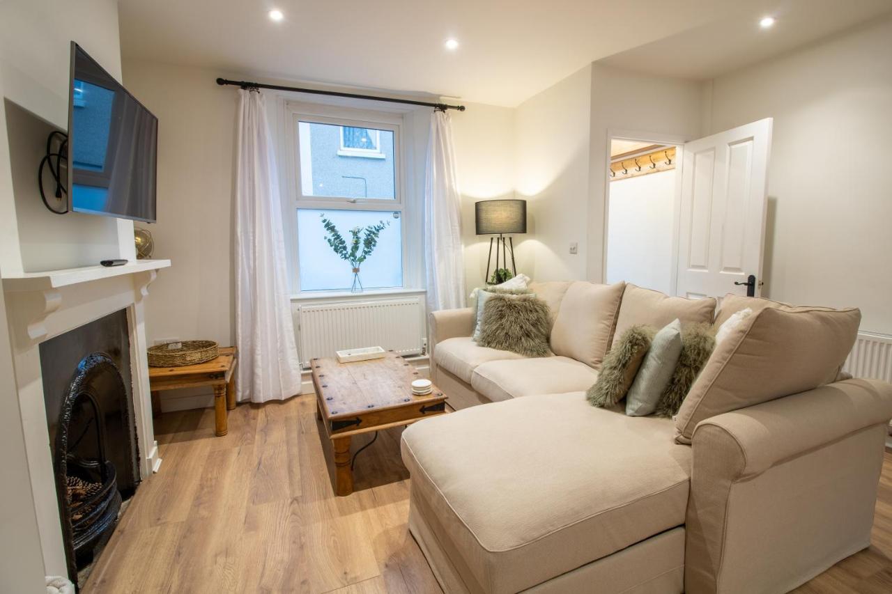 Stylish And Modern Town Centre End-Of Terrace Home Newton Abbot Bagian luar foto