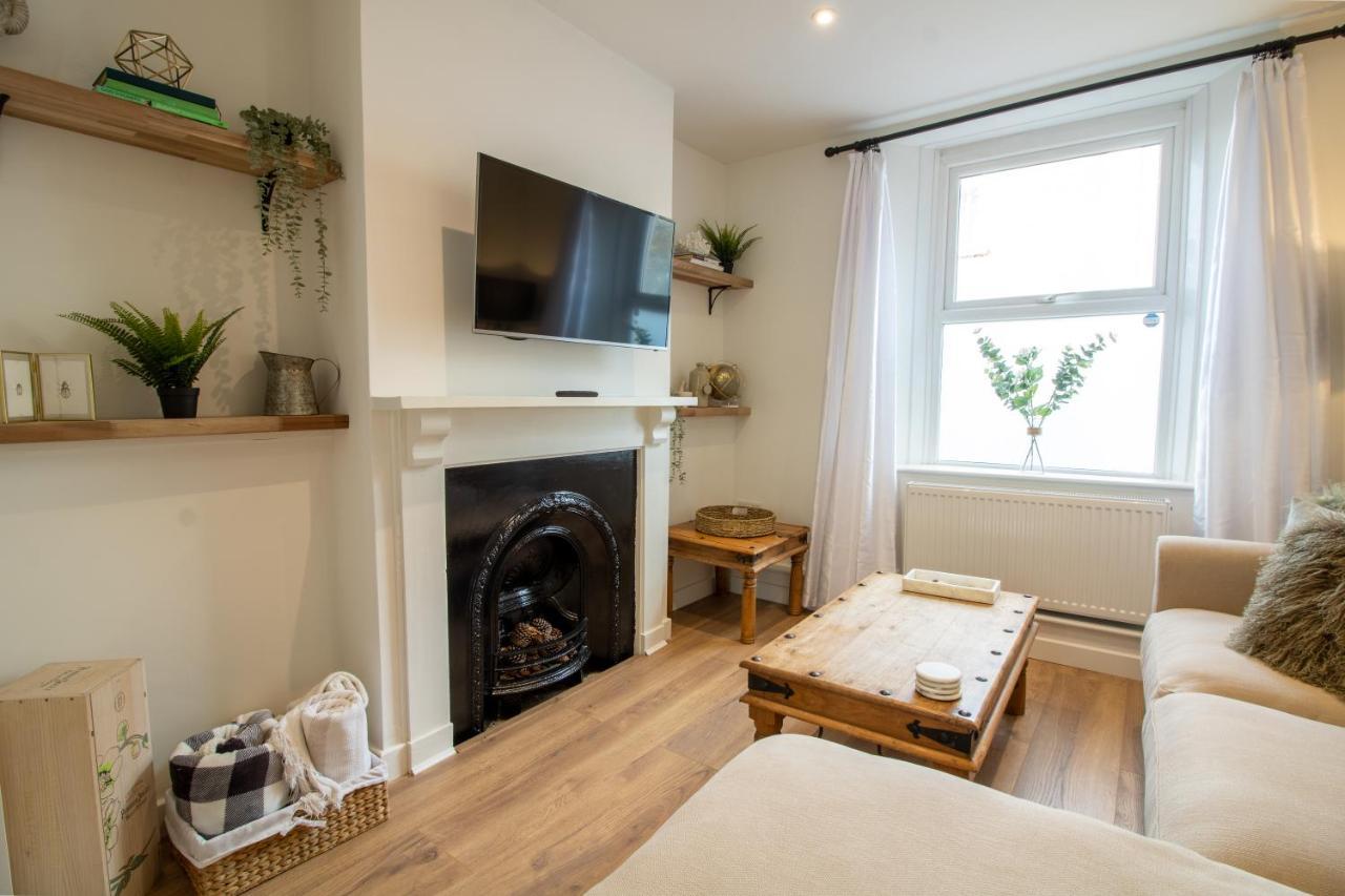 Stylish And Modern Town Centre End-Of Terrace Home Newton Abbot Bagian luar foto