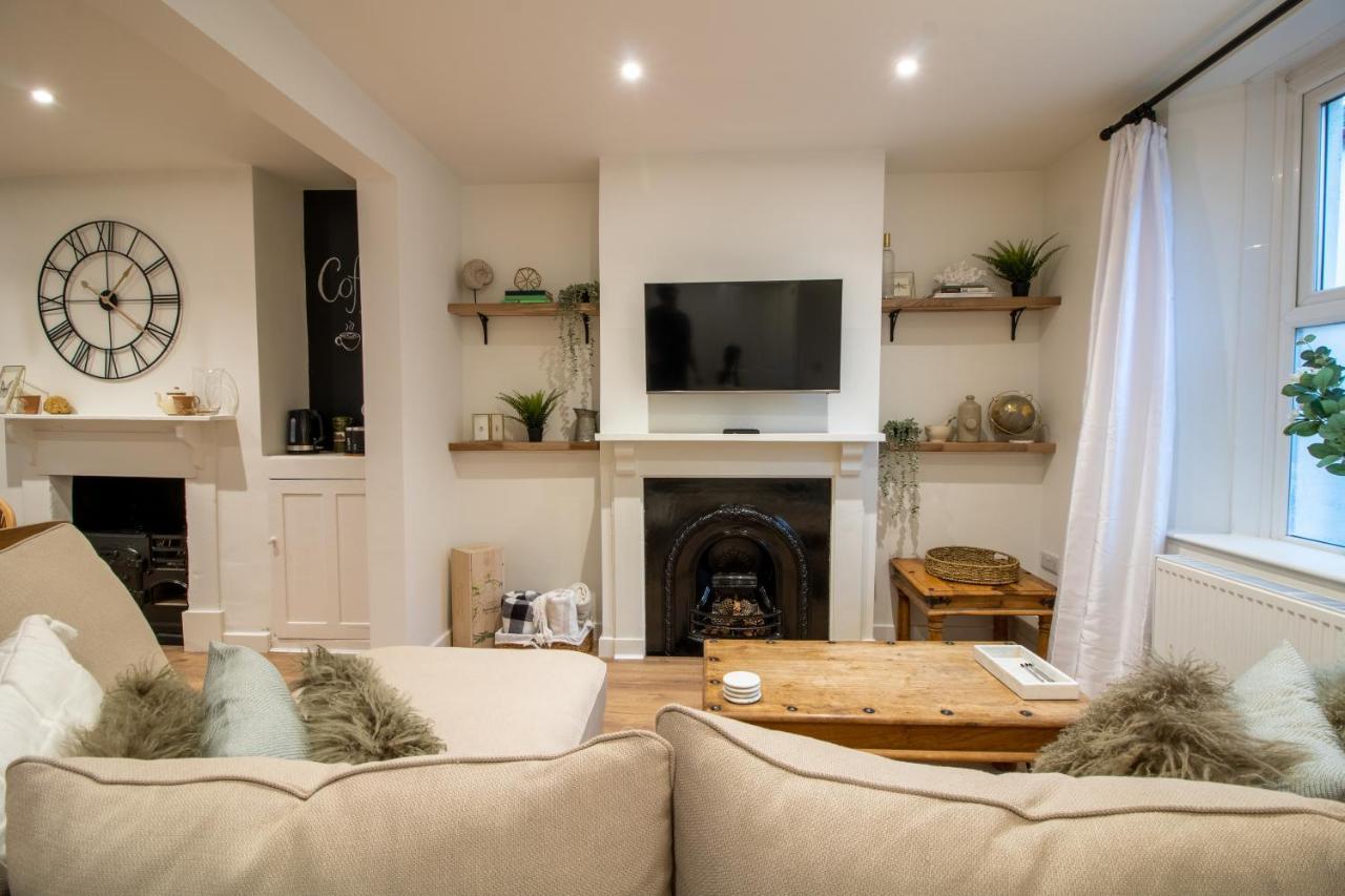 Stylish And Modern Town Centre End-Of Terrace Home Newton Abbot Bagian luar foto