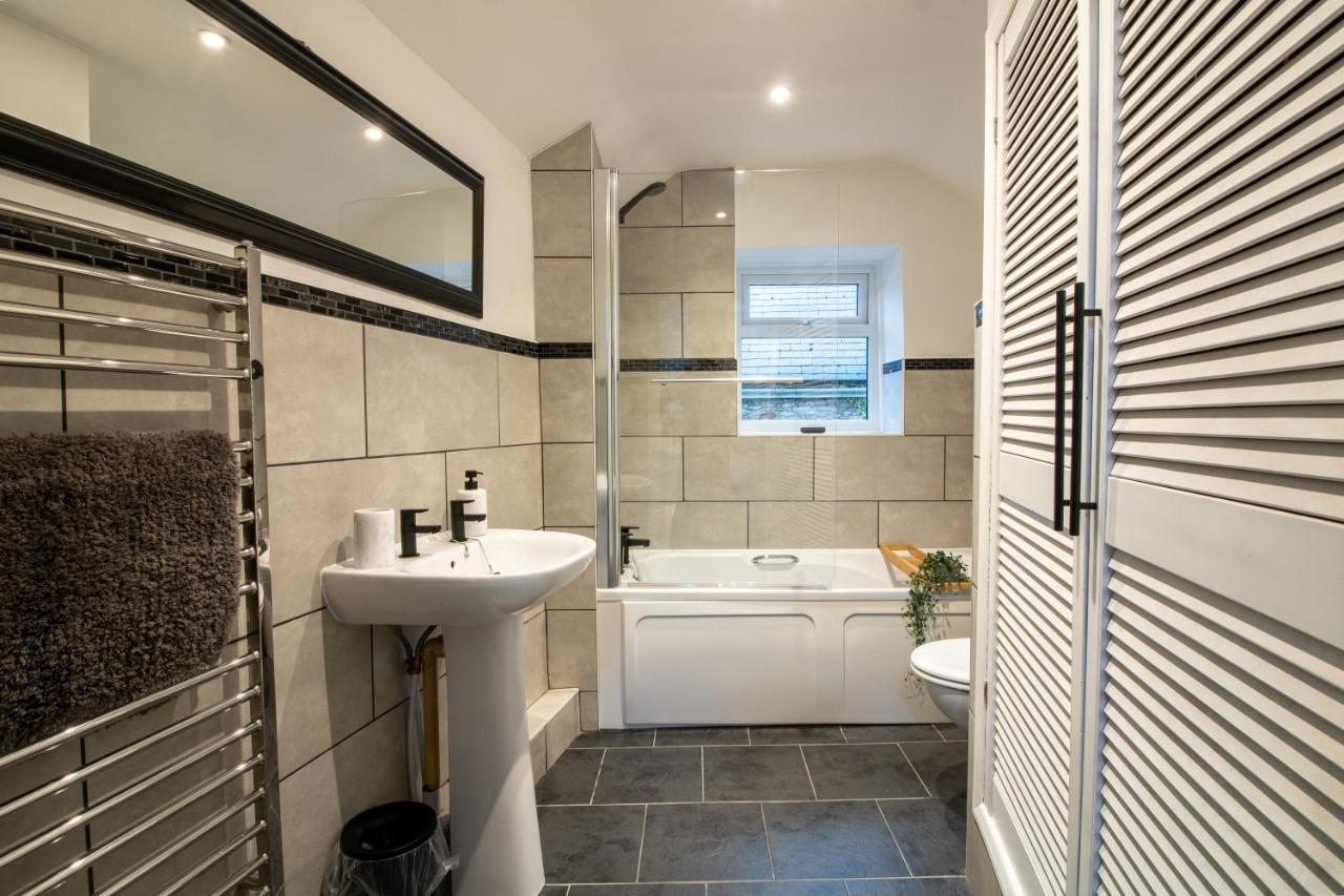 Stylish And Modern Town Centre End-Of Terrace Home Newton Abbot Bagian luar foto
