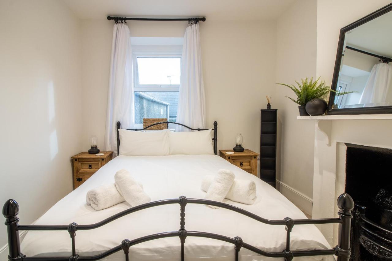 Stylish And Modern Town Centre End-Of Terrace Home Newton Abbot Bagian luar foto