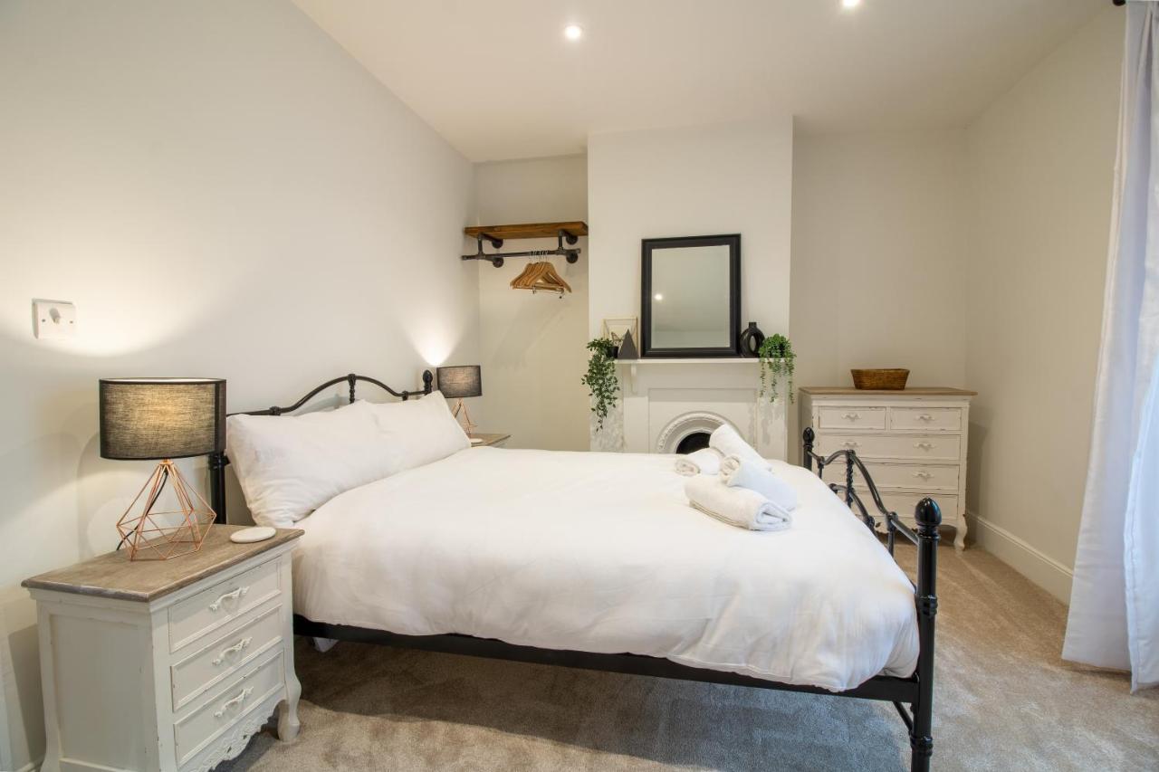 Stylish And Modern Town Centre End-Of Terrace Home Newton Abbot Bagian luar foto
