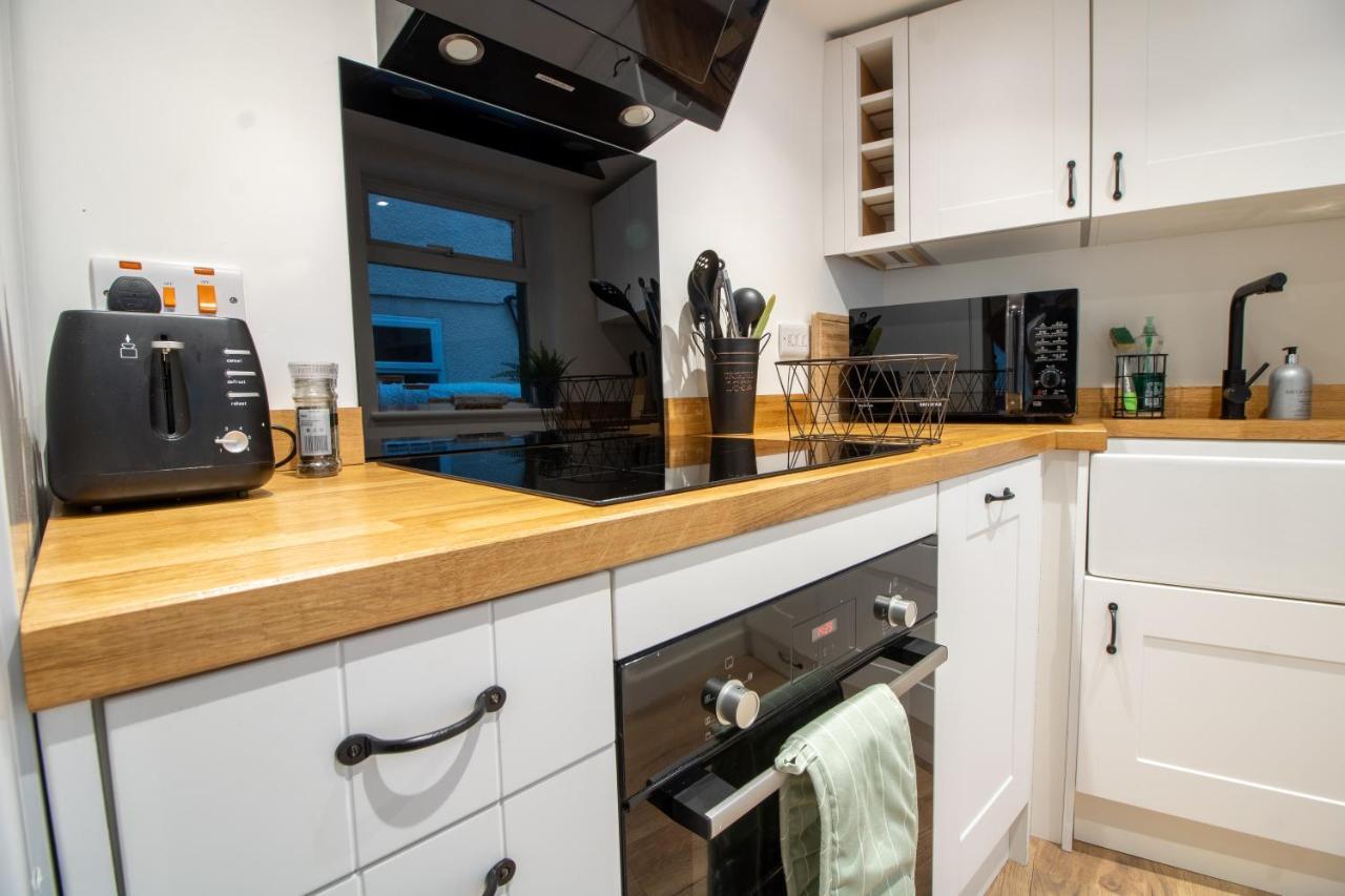 Stylish And Modern Town Centre End-Of Terrace Home Newton Abbot Bagian luar foto
