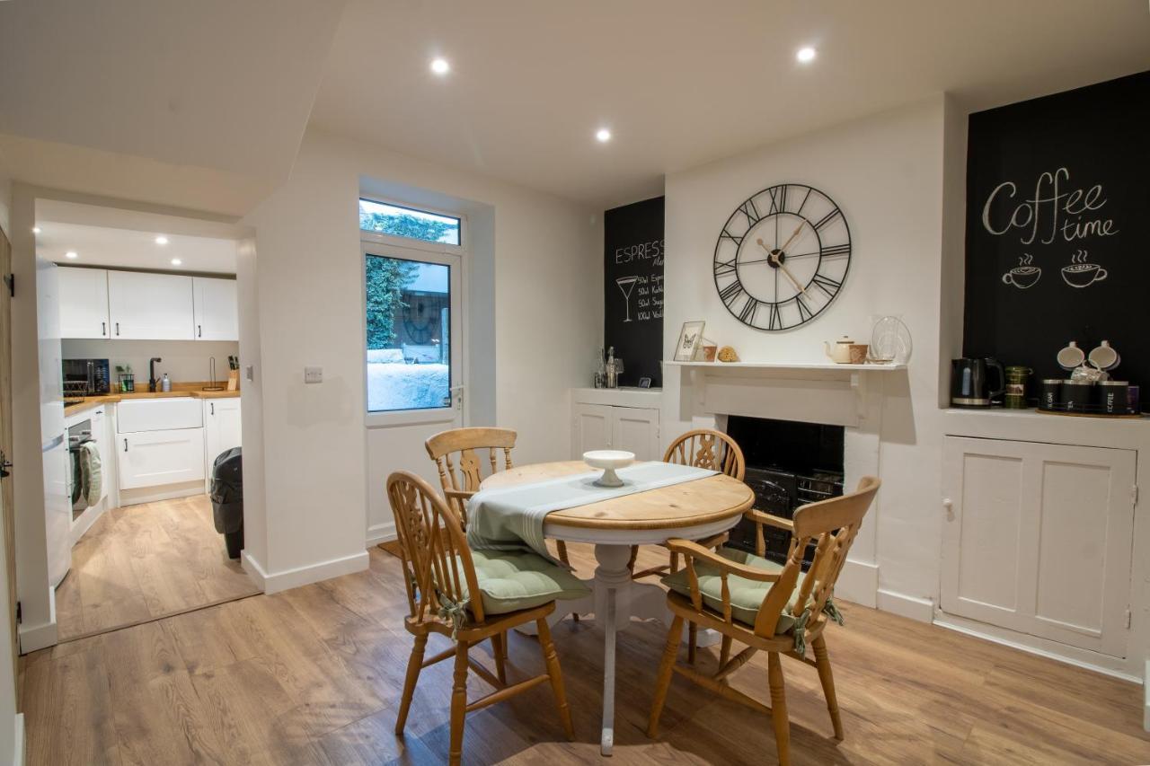 Stylish And Modern Town Centre End-Of Terrace Home Newton Abbot Bagian luar foto