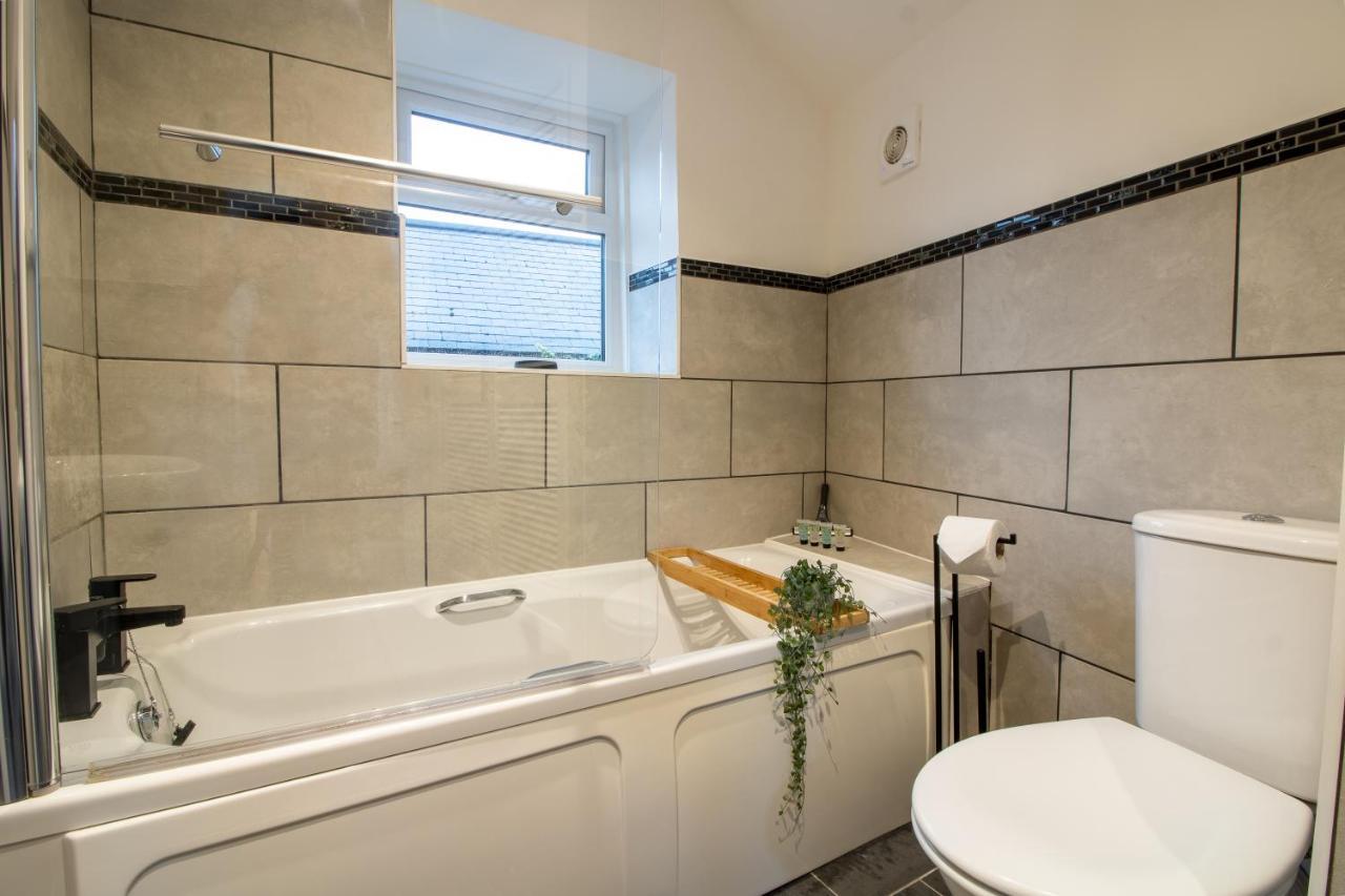 Stylish And Modern Town Centre End-Of Terrace Home Newton Abbot Bagian luar foto